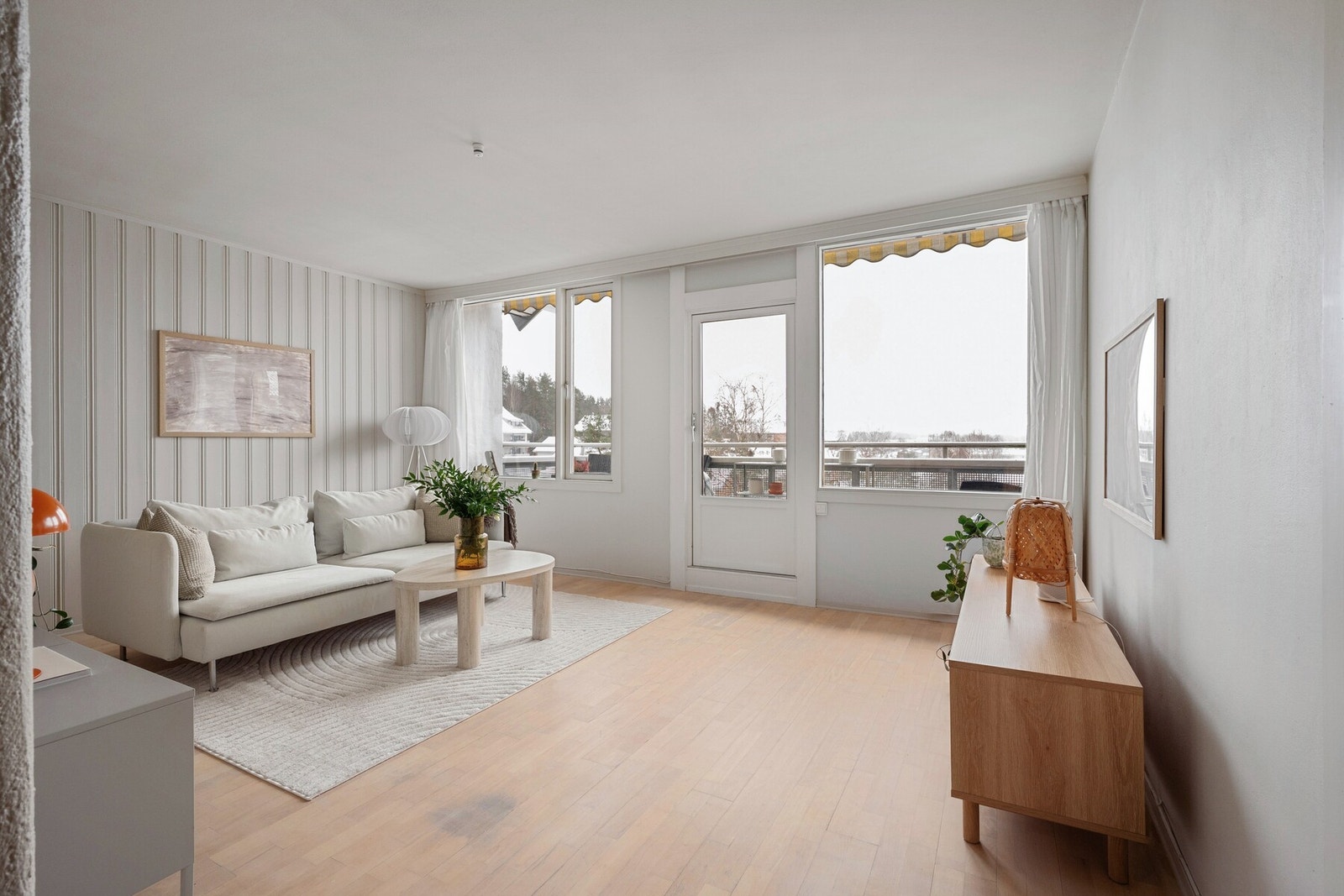 Stuen er lys og romslig med store vindusflater som gir godt med naturlig lys. Galleribilde