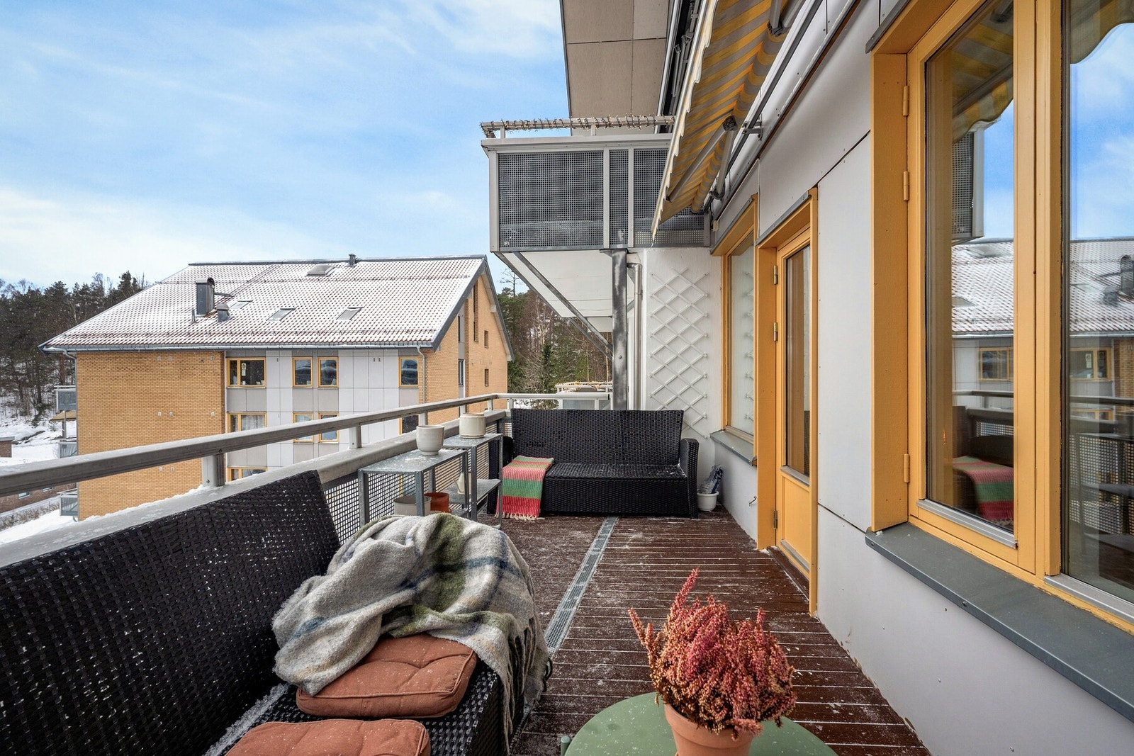 Balkongen er romslig og gir god plass til både sittegruppe, og grill. Galleribilde