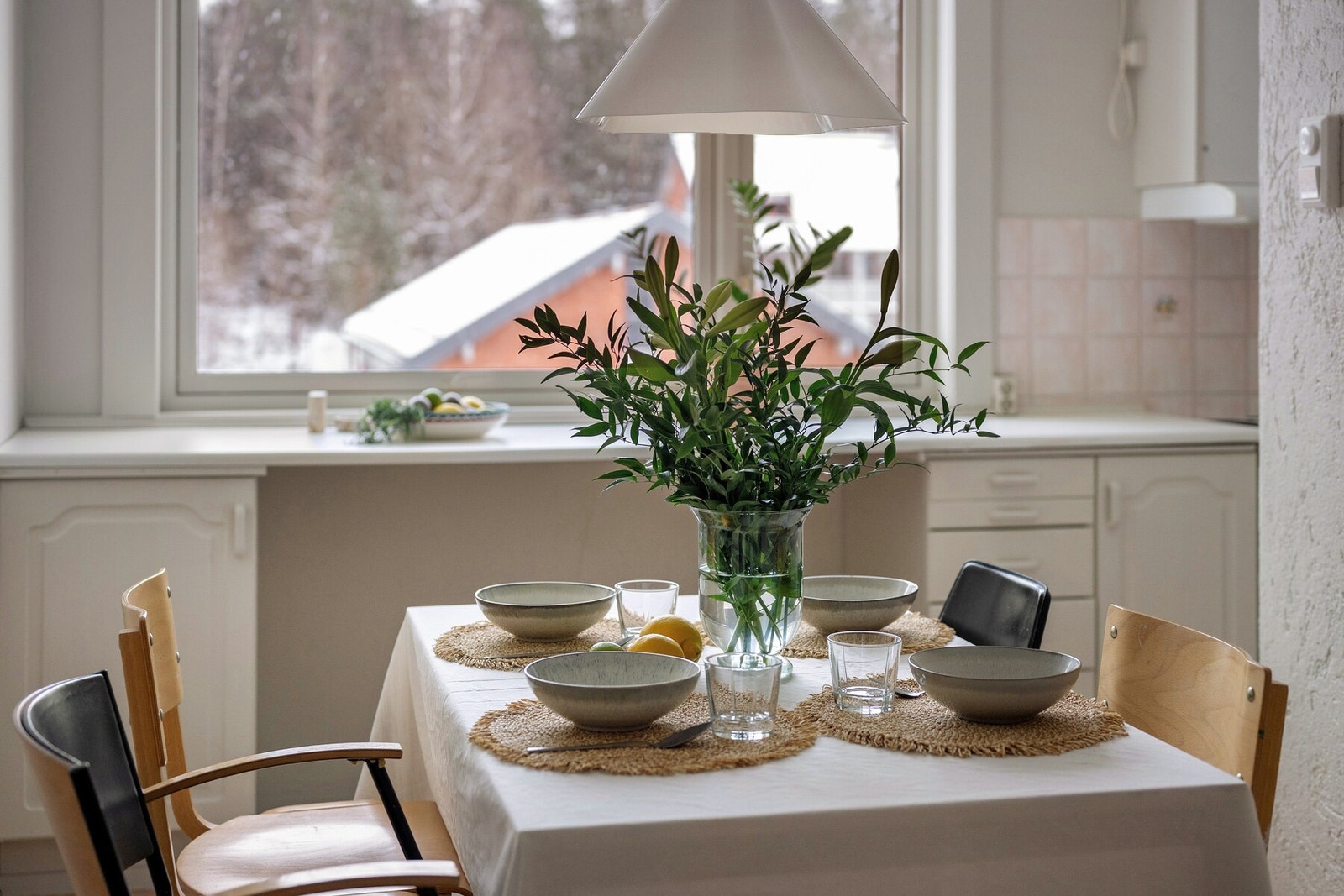 Fra kjøkkenvindu har du utsikt mot skogen. Galleribilde