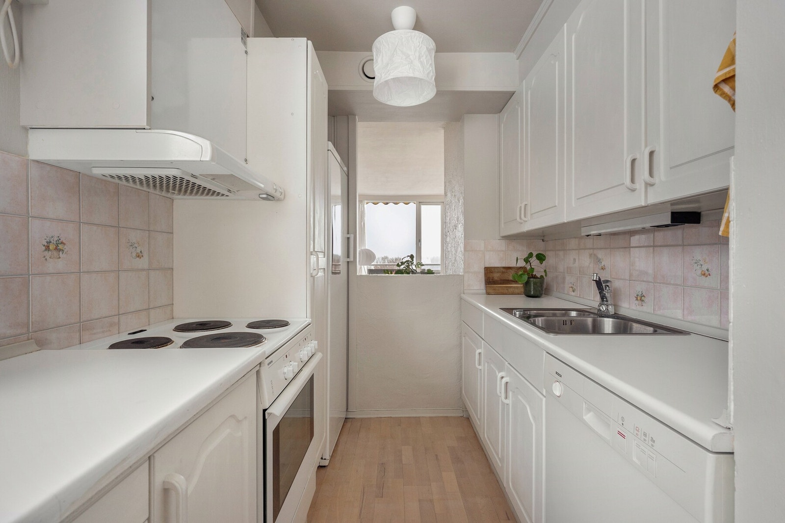 Kjøkkenet har en delvis åpen løsning hvor innredningen består av profilerte fronter i lys farger og laminert benkeplate med godt med arbeidsplass. Galleribilde