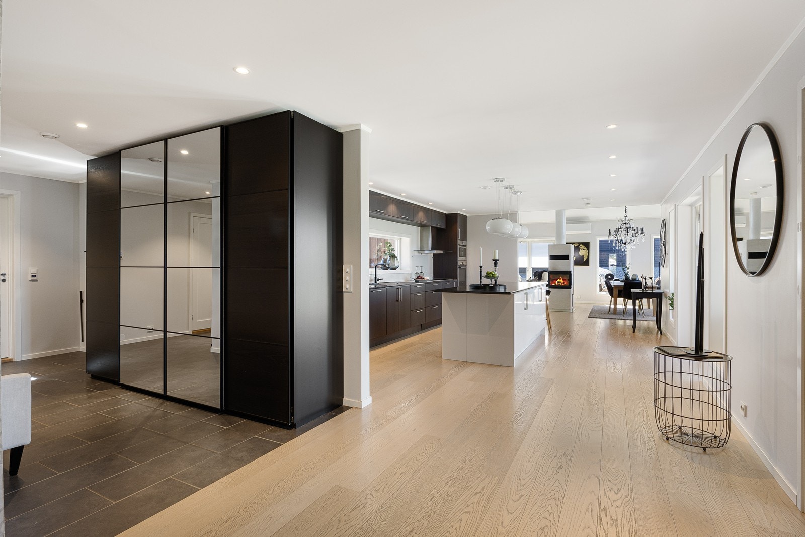 Boligen har to fløyer - en med de sosiale sonene som kjøkken og stue, og en med soverom og våtrom. Galleribilde