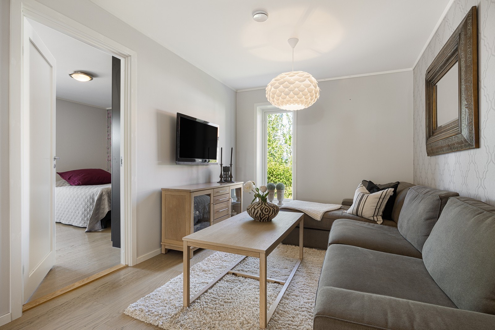 Her er den ene langveggen kledd i tapet og det er et smalt vindu i endeveggen. Galleribilde