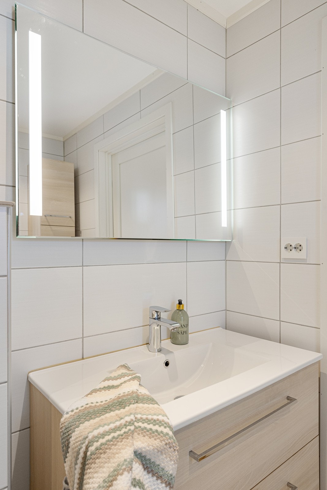 Begge bad har baderomsinnredninger med skuffseksjon og speil med belysning. Galleribilde