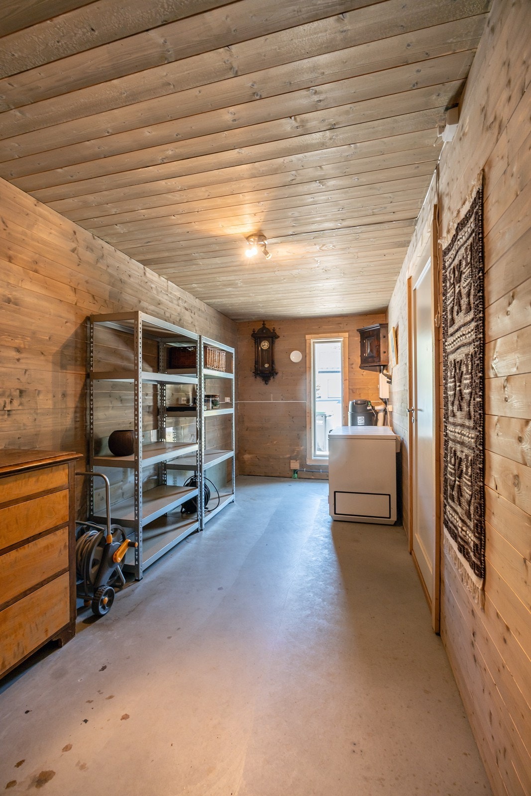 Tilhørende garasjen er det en romslig bod. Galleribilde