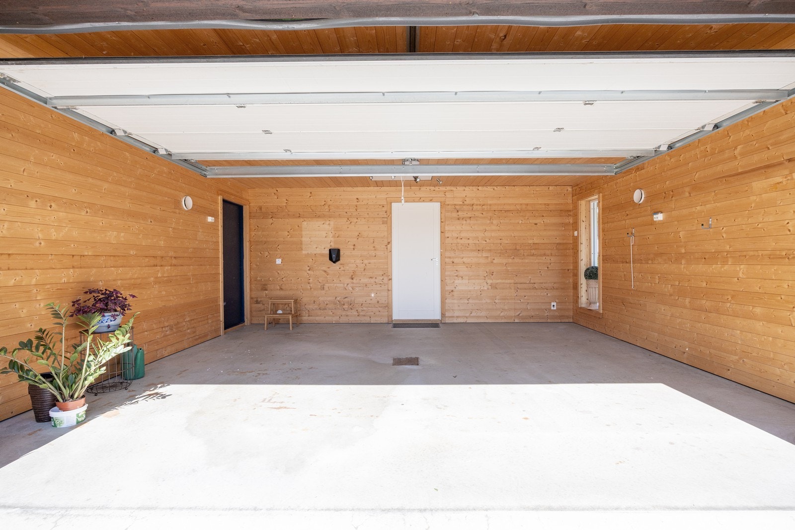 Garasjen har motorisert leddport og elbillader. Galleribilde