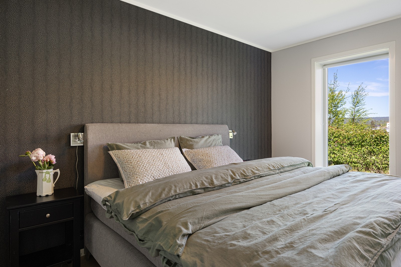 Hovedsoverommet ligger adskilt fra de to øvrige soverommene og har direkte adkomst til badene. Galleribilde