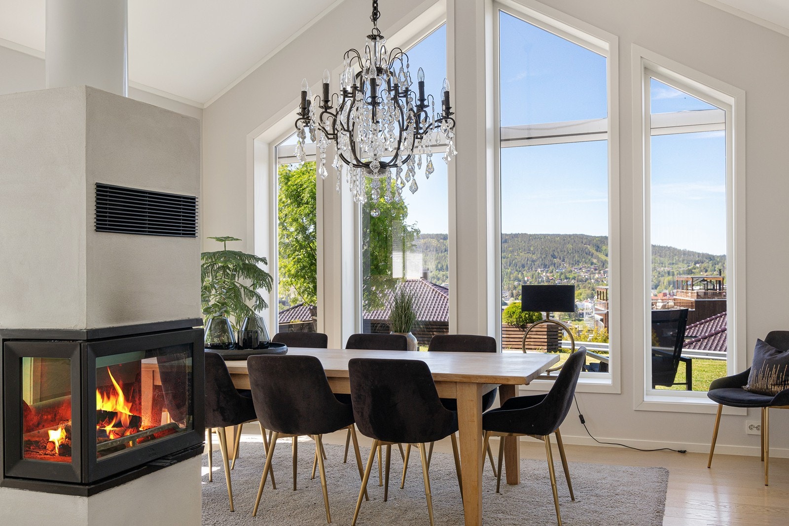 Hovedstuen fyller hele den ene bygningskroppen og har mønet himling med takhøyde opp til 3,38 meter. Galleribilde