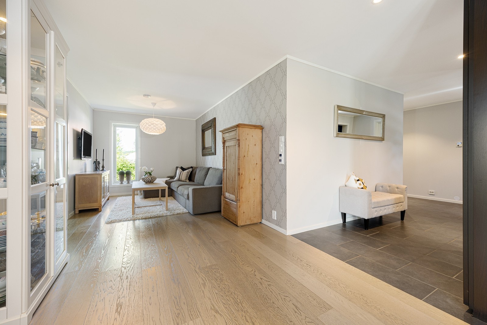 Entrésonen markeres med mørke fliser på gulvet, mens øvrige deler har parkettgulv. Galleribilde