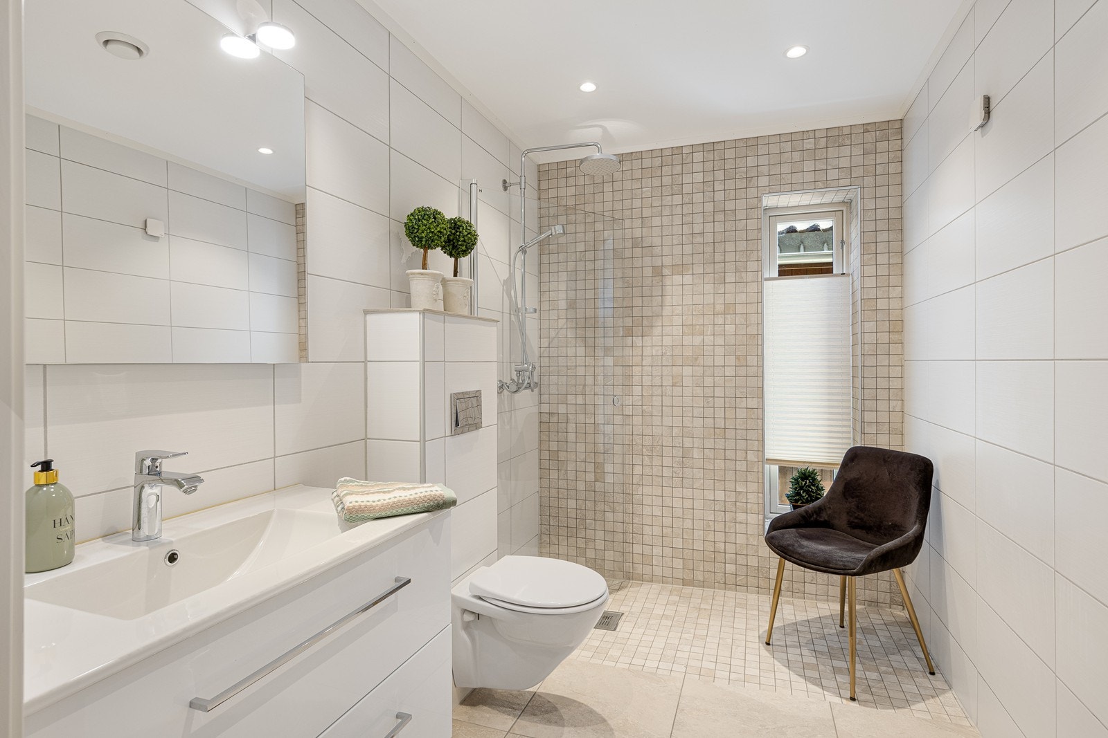 Begge bad har også et vindu med plisségardin og downlights i himling. Galleribilde