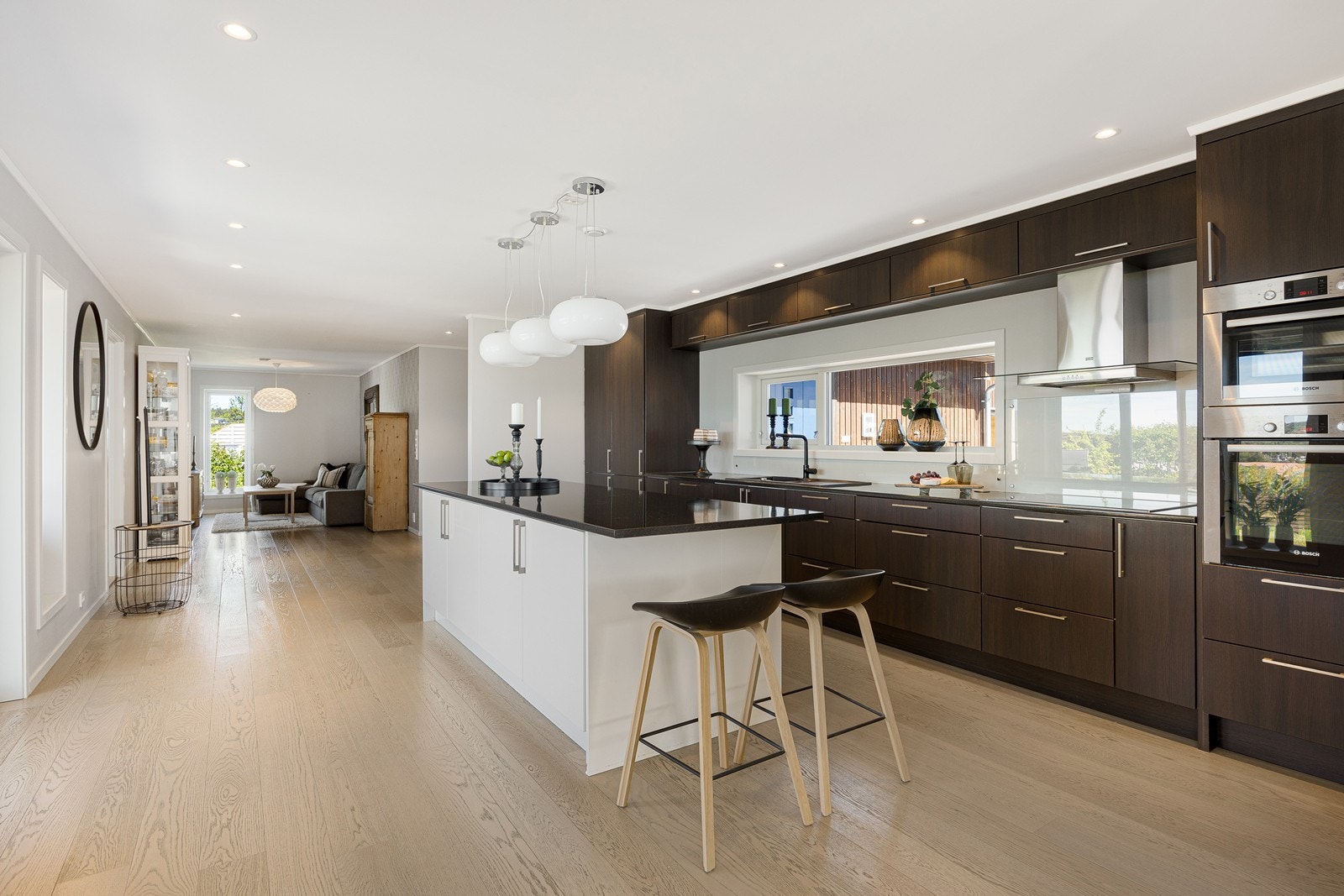 Kjøkkenet er utstyrt med integrert platetopp, stekeovn, oppvaskmaskin og to kombiskap. Det hele fremstår lekkert og nærmest skreddersydd. Galleribilde