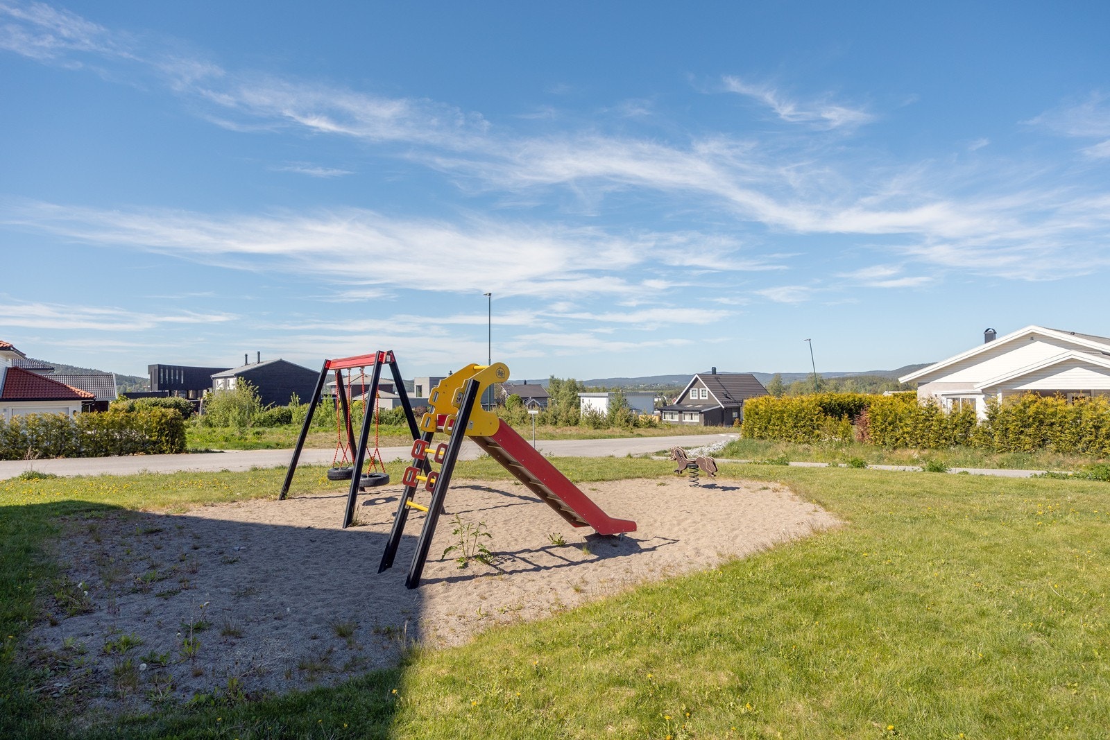 I nærområdet er det ballbinge med kunstgress og flere lekeplasser. Området er rolig og familievennlig. Turmuligheter i skog og ved vann kan nås til fots. Galleribilde