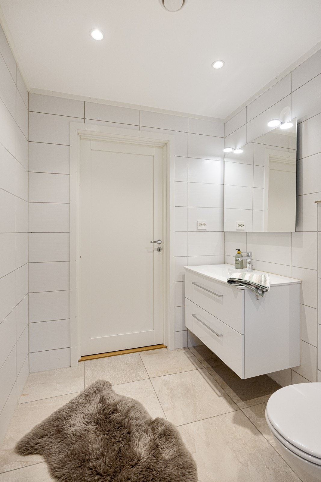 Boligen har to delikate bad og et separat vaskerom, alle plassert på rekke med adkomst fra entré/gang. Galleribilde