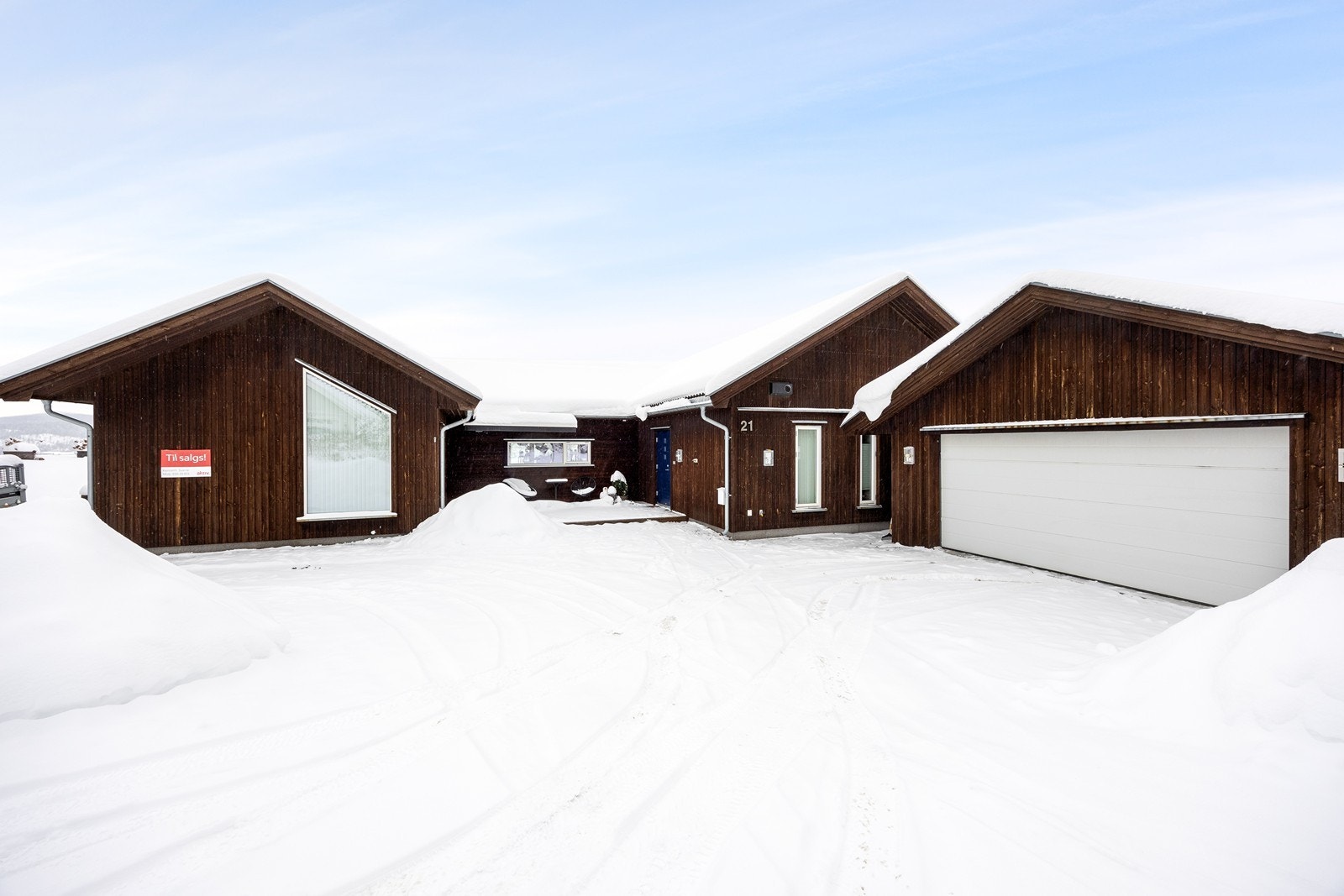 Boligen har også en sydøstvendt terrasse, lunt plassert mellom bygningskroppene utenfor inngangen. Galleribilde