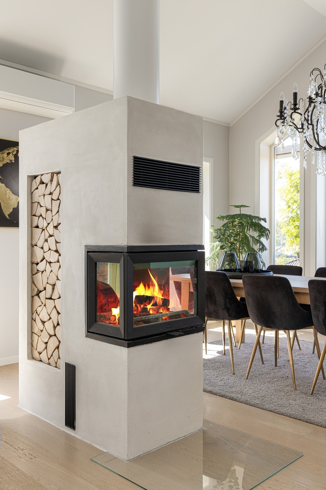 Stuen har en delevegg i mur med vednisje og en lekker, innfelt peis med glass på tre sider. En varmepumpe i samme sone sørger for jevn innetemperatur. Galleribilde