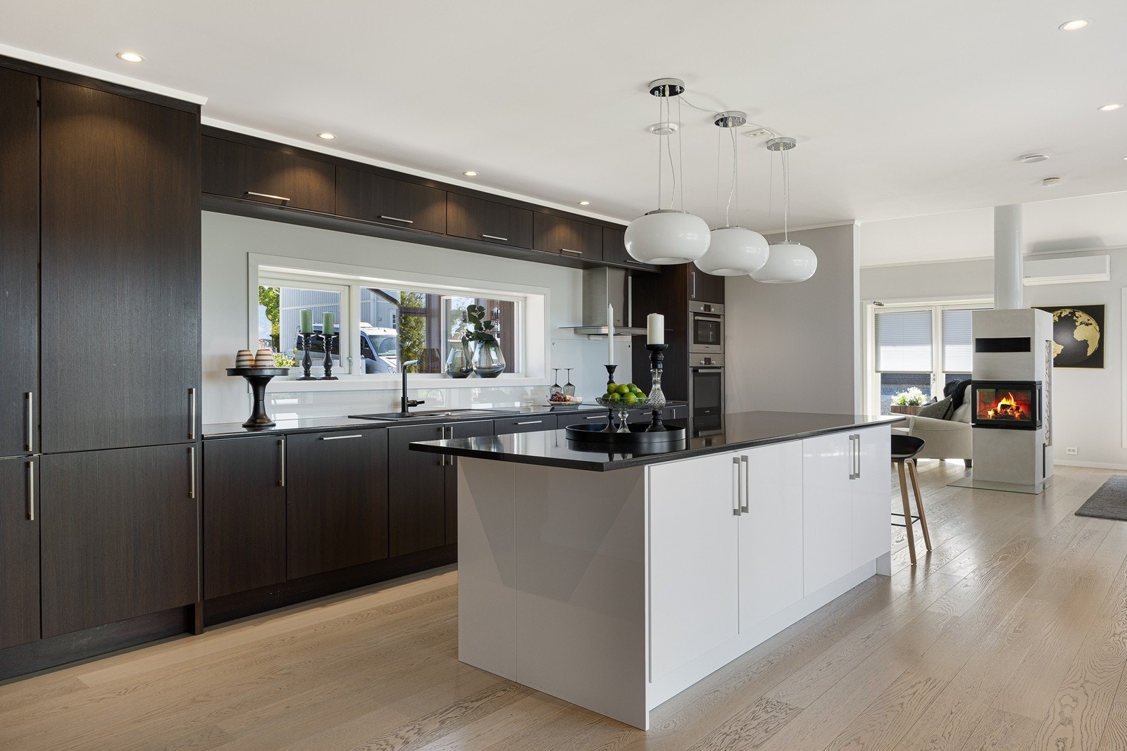 Kjøkkeninnredningen er plassert langs den innerste langveggen, med en flott kjøkkenøy ut i rommet, mot tofløyede terrassedører. Galleribilde