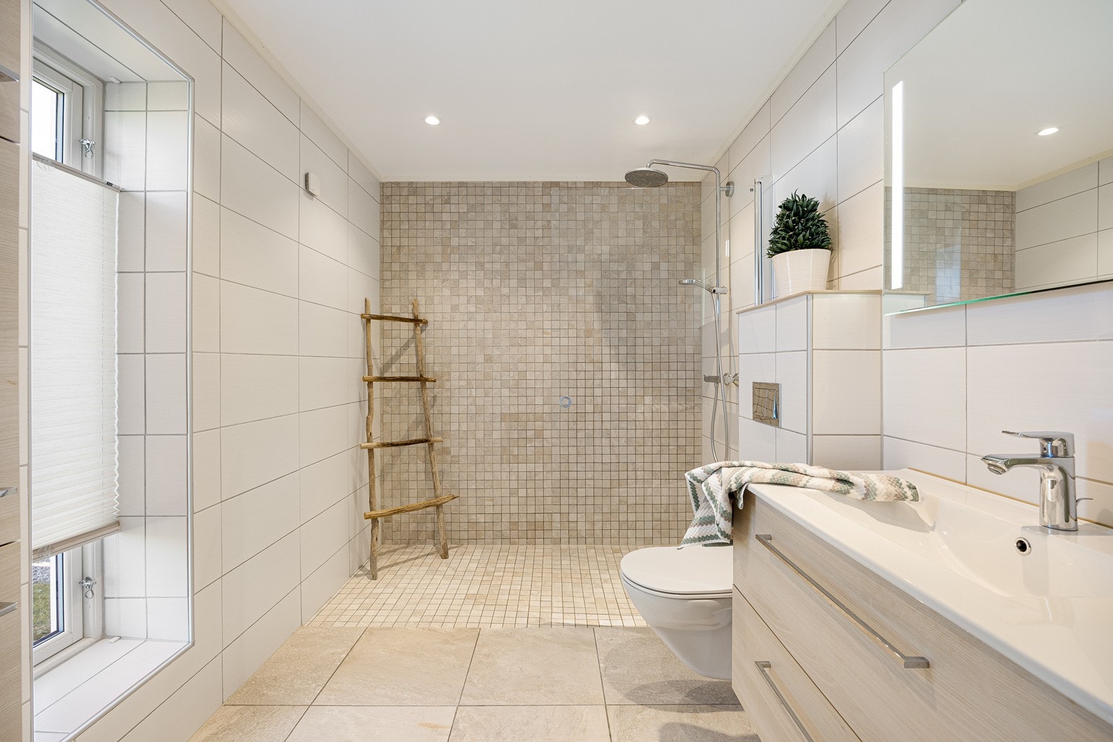 To separate og fullt utstyrte bad forenkler logistikken for hele familien. Galleribilde