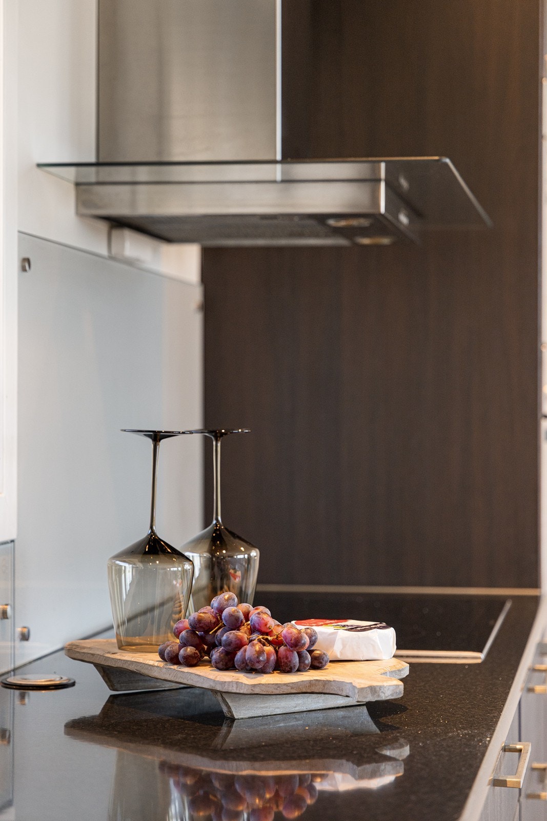 Ventilator i børstet stål og en glassplate er montert over kokesonen. Galleribilde