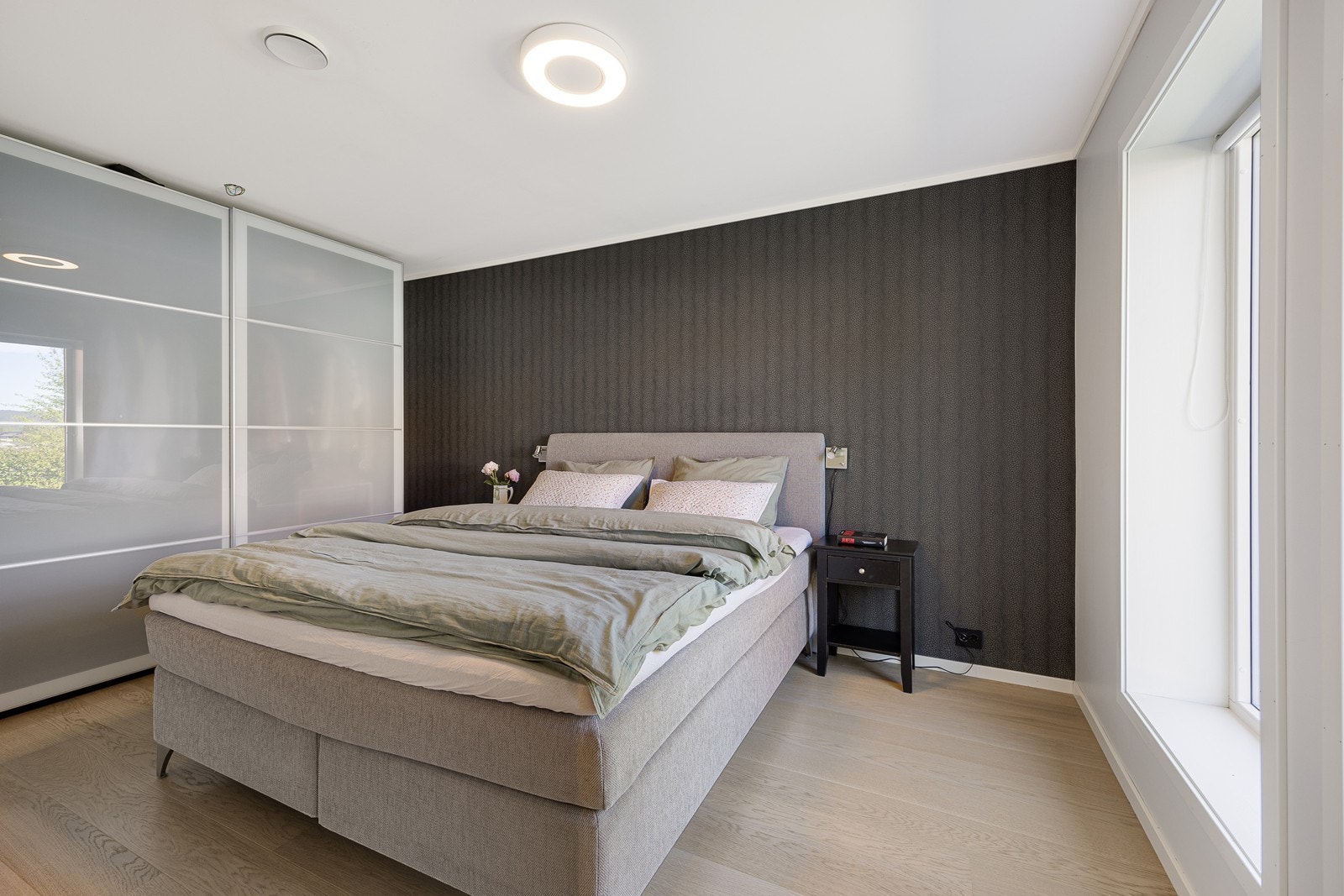 Hovedsoverommet er innredet med en stor skyvedøresgarderobe som gir rikelig oppbevaringsplass. Galleribilde