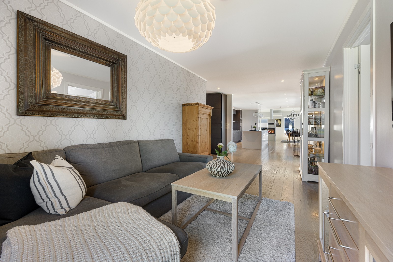 På andre siden av kjøkkenet, innerst ved det åpne gangarealet, er det god plass til en tilbaketrukket tv-stue. Galleribilde