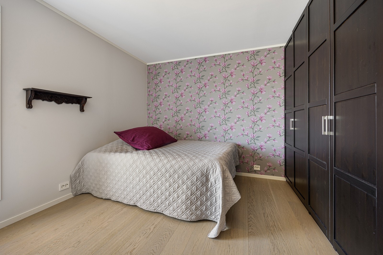 To av rommene har en fondvegg i mønstertapet og to av rommene er innredet med garderobeskap. Galleribilde