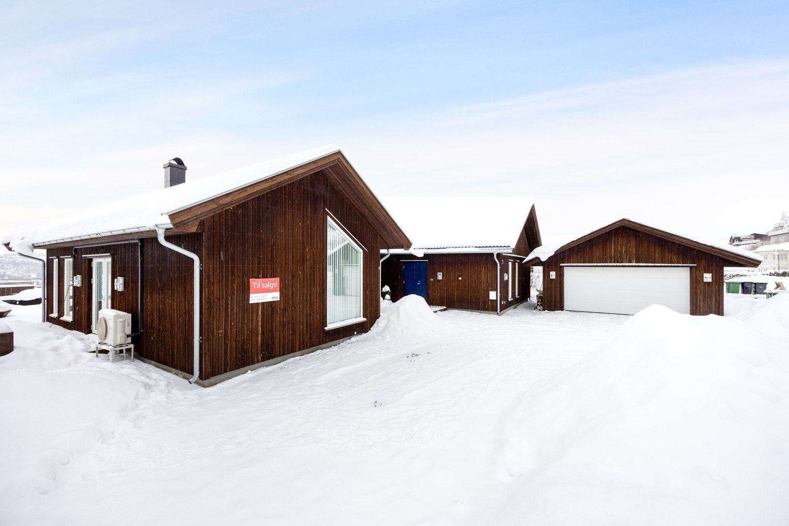 Det er parkering på gårdsplassen og i en stor dobbelgarasje fra 2016. Galleribilde