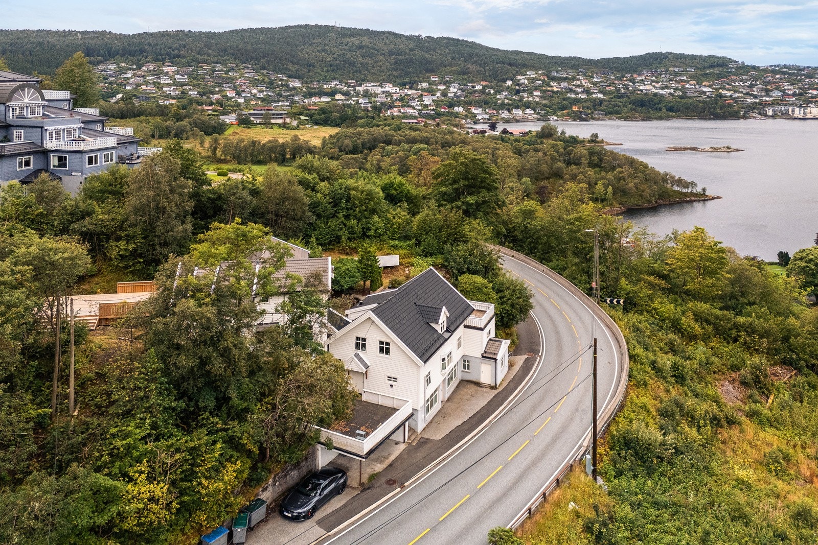 Fra leiligheten ligger bussholdeplassen Øvre Ervik sør bare et steinkast unna! Galleribilde