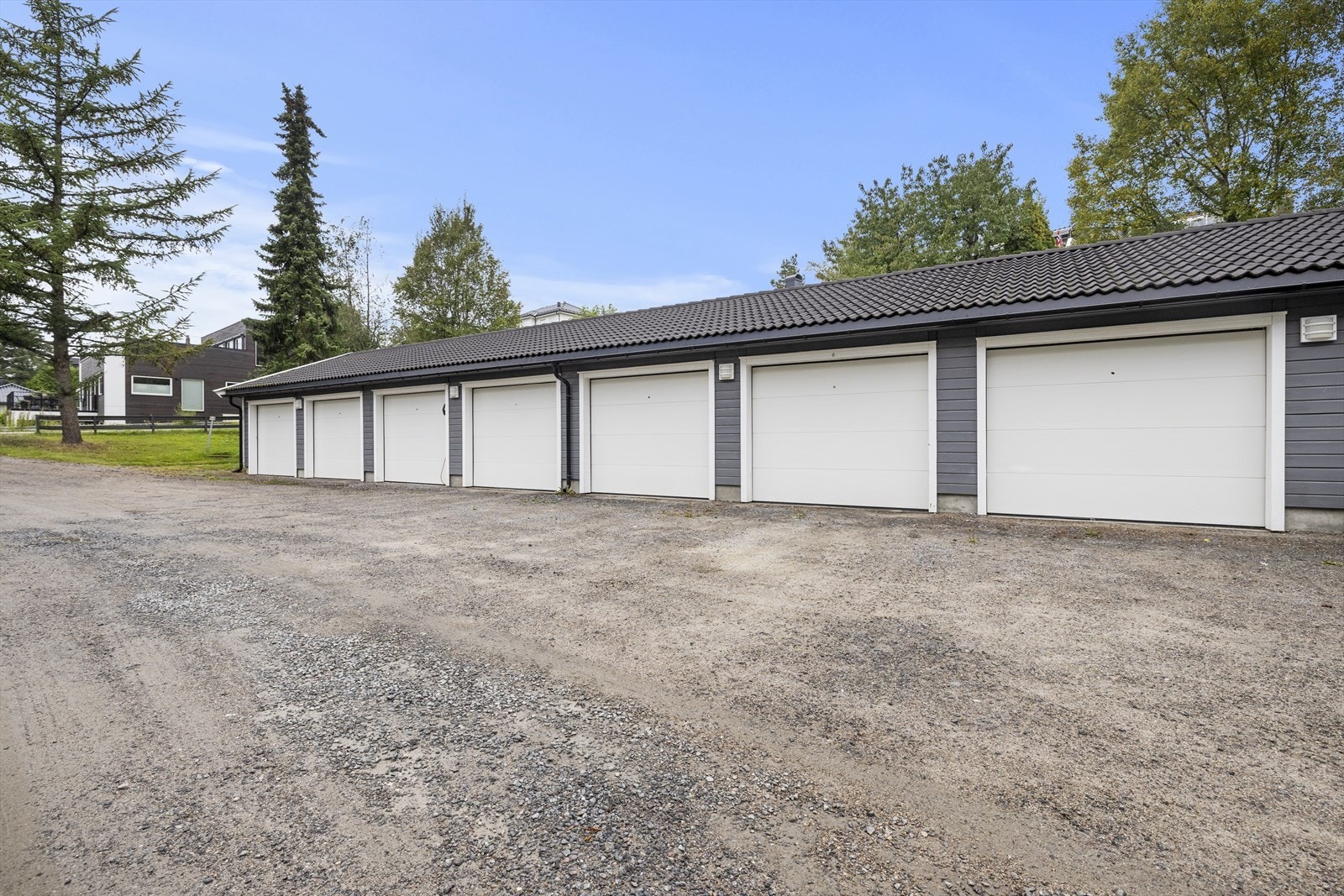 Romslig garasjeplass på 22m² i garasjerekke fra 2016. Galleribilde