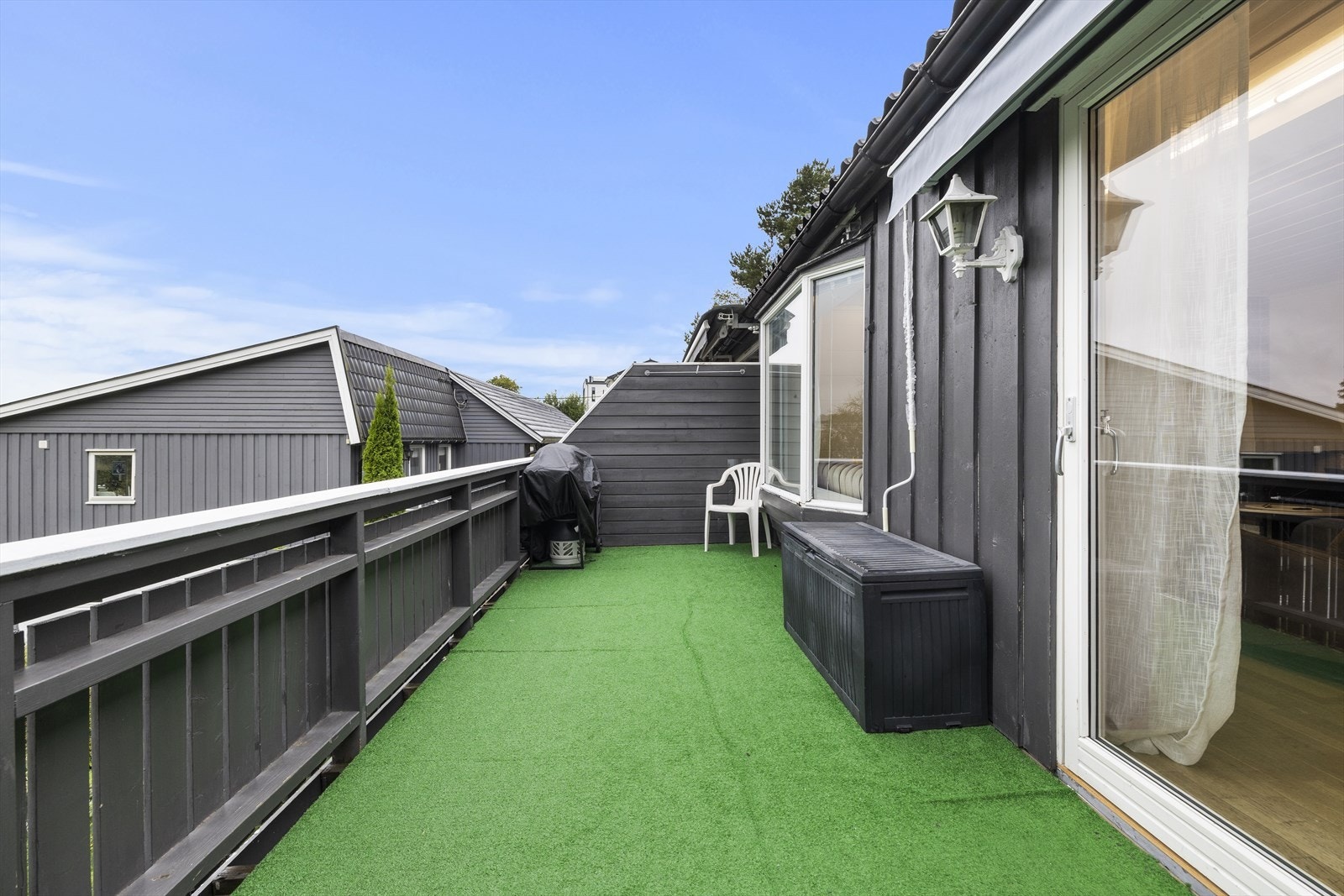 Uteplassen har direkte utgang fra stuen, perfekt for grilling og sosiale sammenkomster. Galleribilde