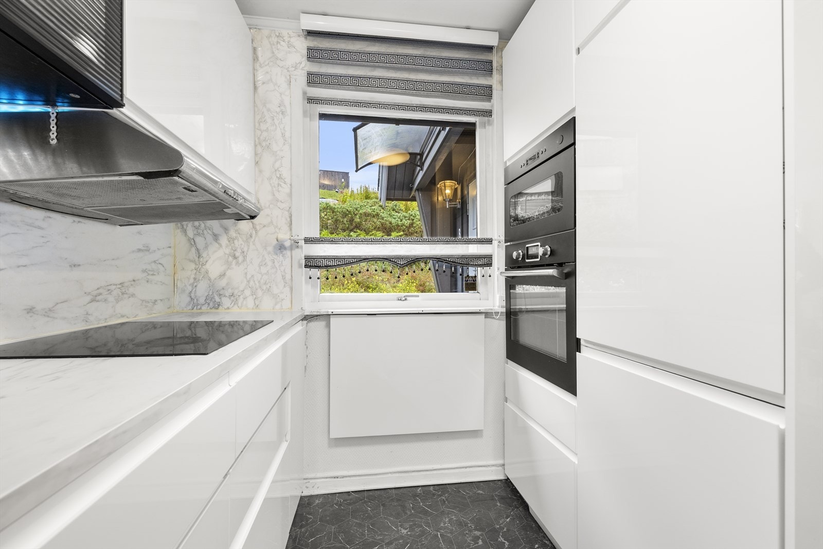 Kjøkkenet er fullt utstyrt med moderne, integrerte hvitevarer for en sømløs matlagingsopplevelse. Galleribilde