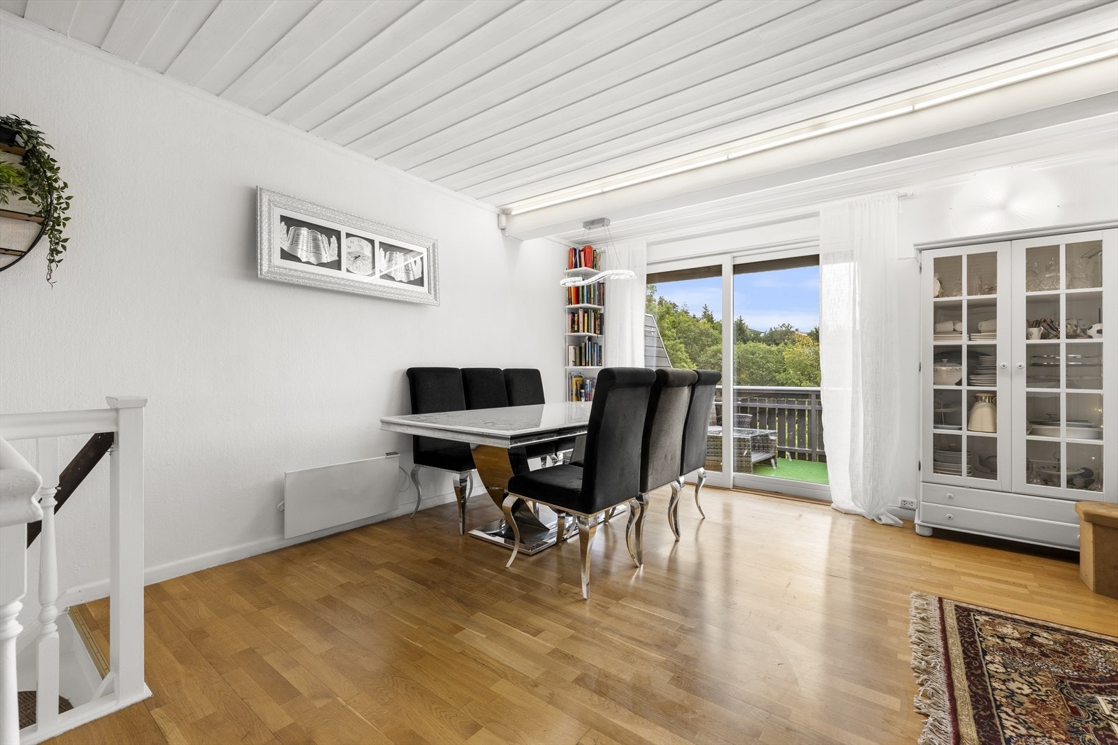 God plass til en stor spisegruppe for hyggelige måltider med familie og venner. Galleribilde