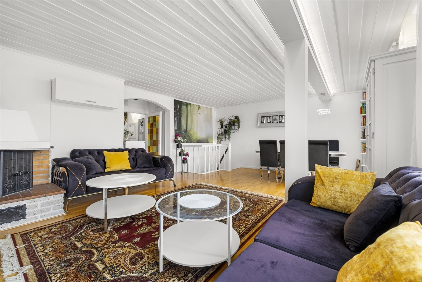 Stuen fungerer som boligens naturlige samlingspunkt med flere møbleringssoner. Galleribilde