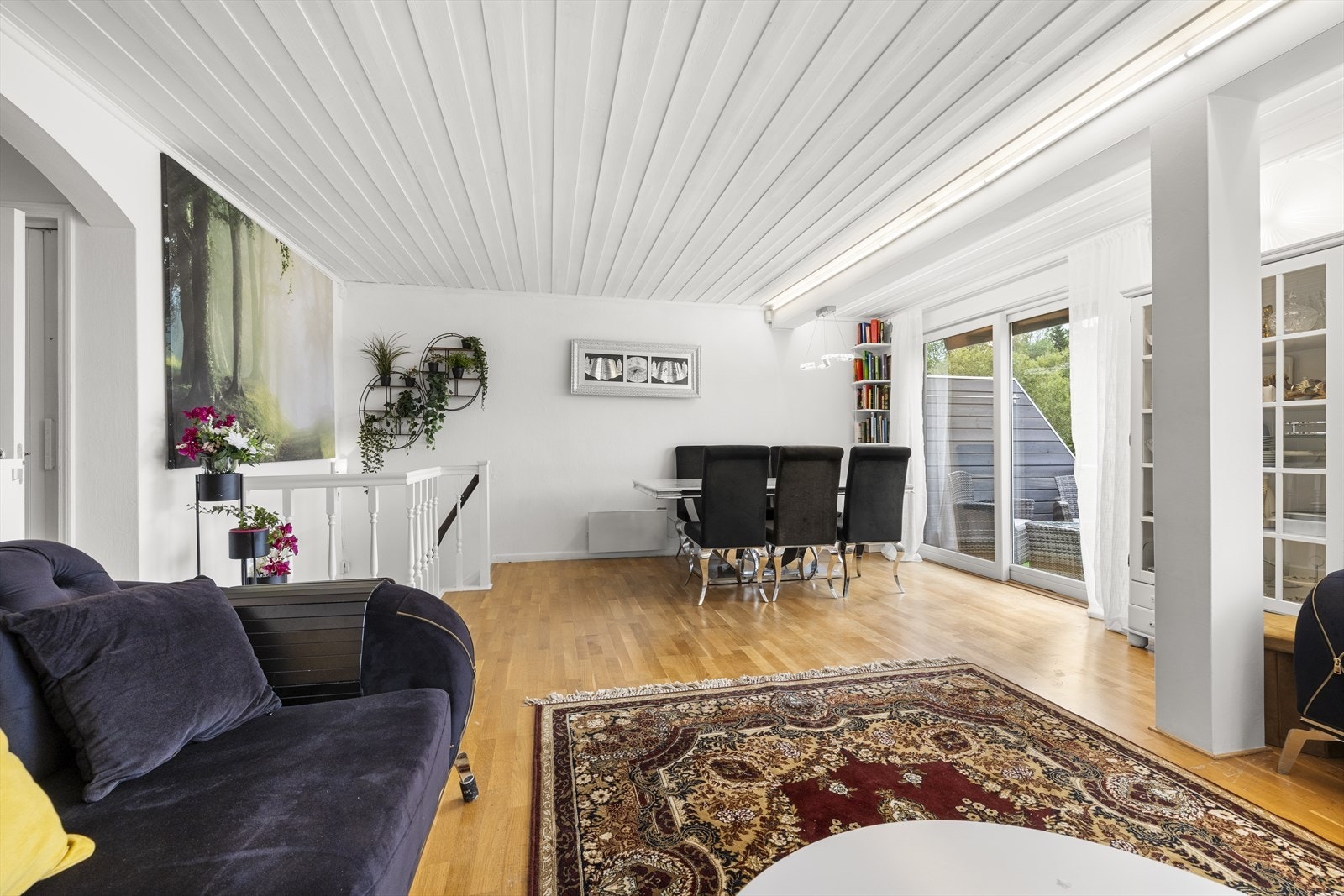 Moderne skyvedør fra 2016 gir rikelig med lys og utgang til verandaen. Galleribilde