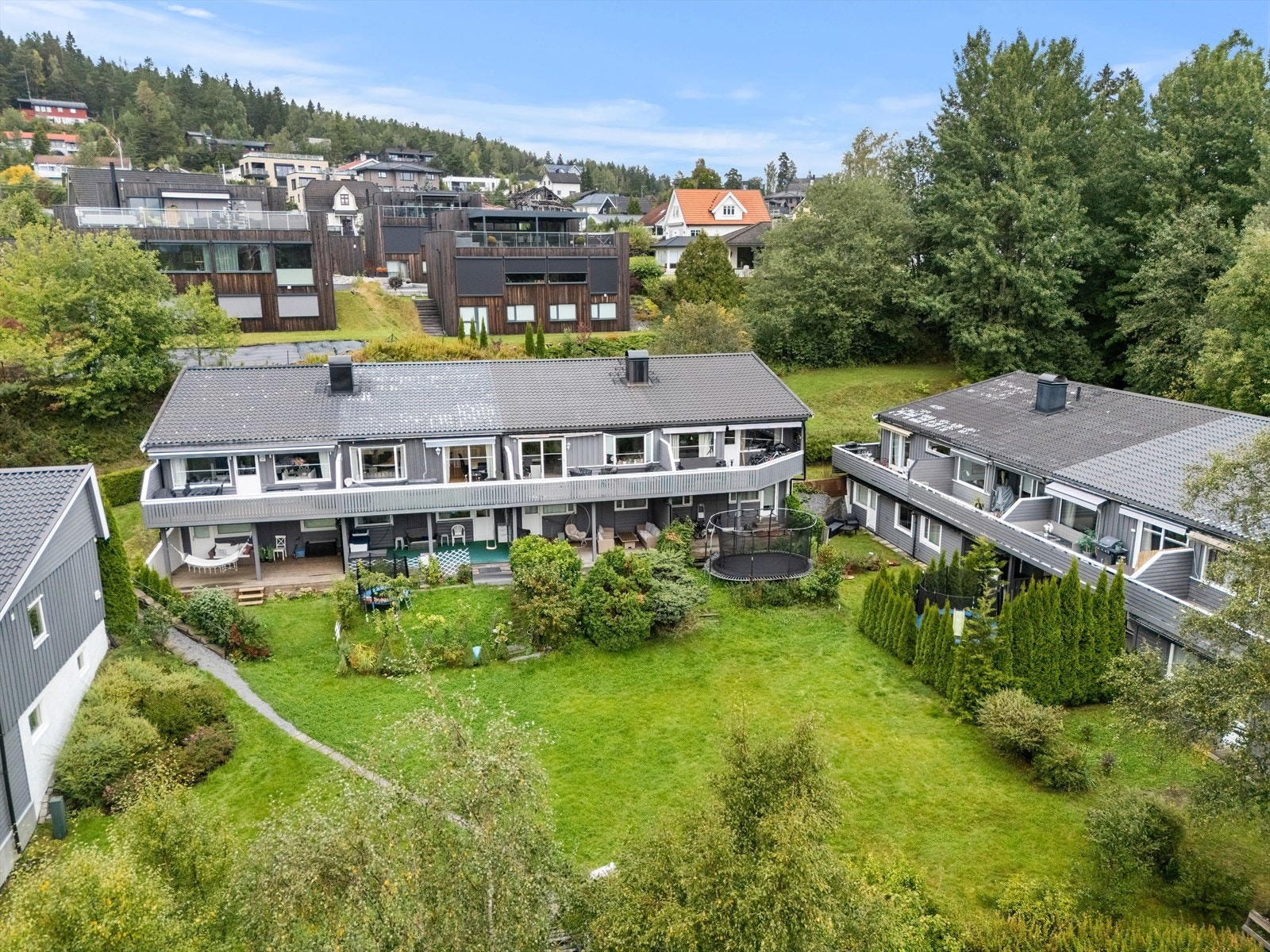 Beliggende i Grønlia-sør, et rolig og trafikkstille område med gode oppvekstsvilkår og godt naboskap. Galleribilde