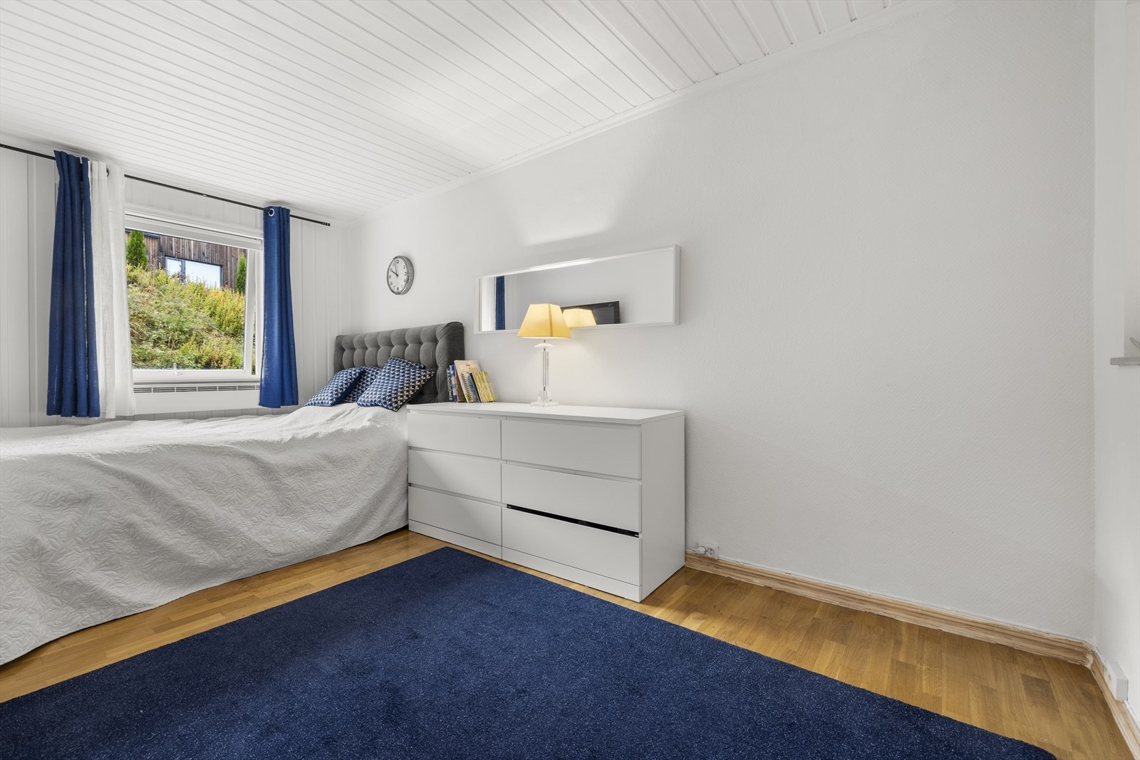 Lyst og anvendelig soverom i første etasje, perfekt som hovedsoverom eller kontor. Galleribilde