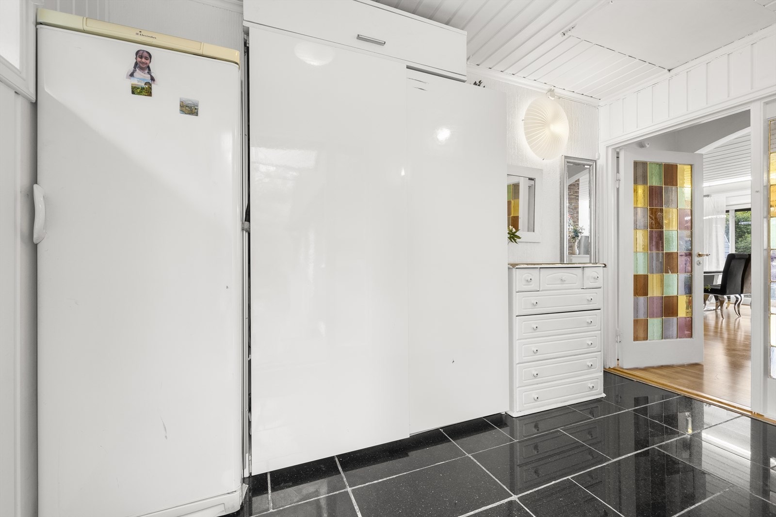 Fra entréen er det en naturlig flyt videre inn til boligens sosiale sone. Galleribilde