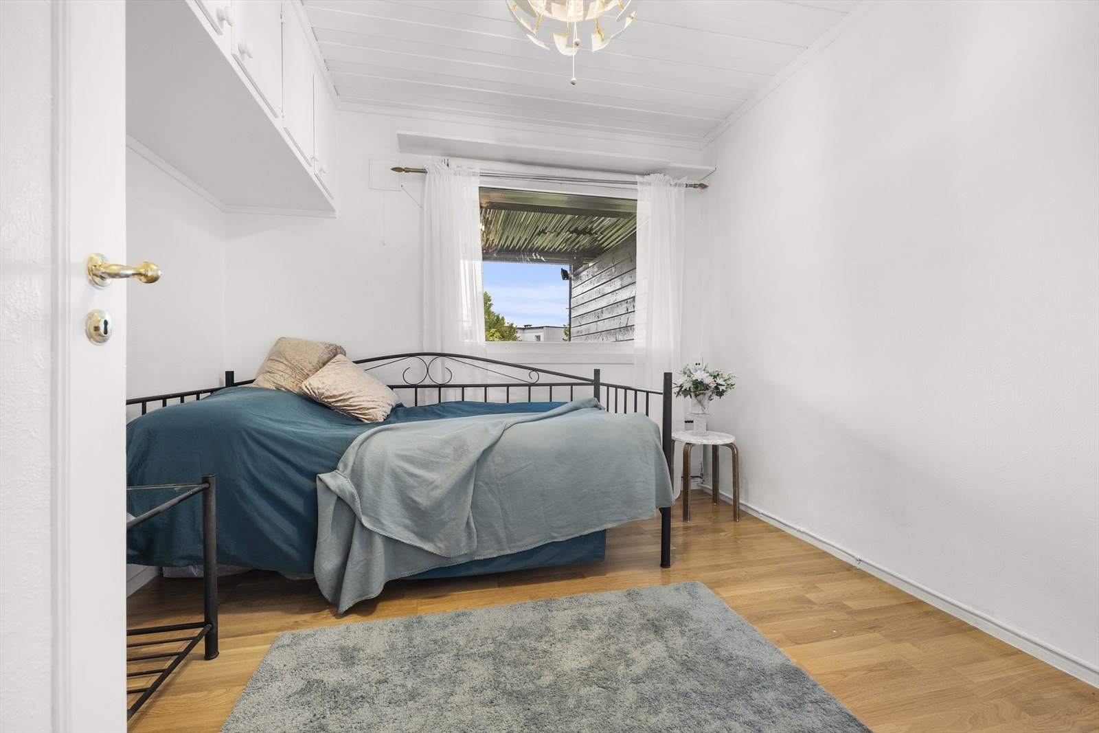 Soverom med plass til dobbeltseng og tilhørende møblement. Galleribilde