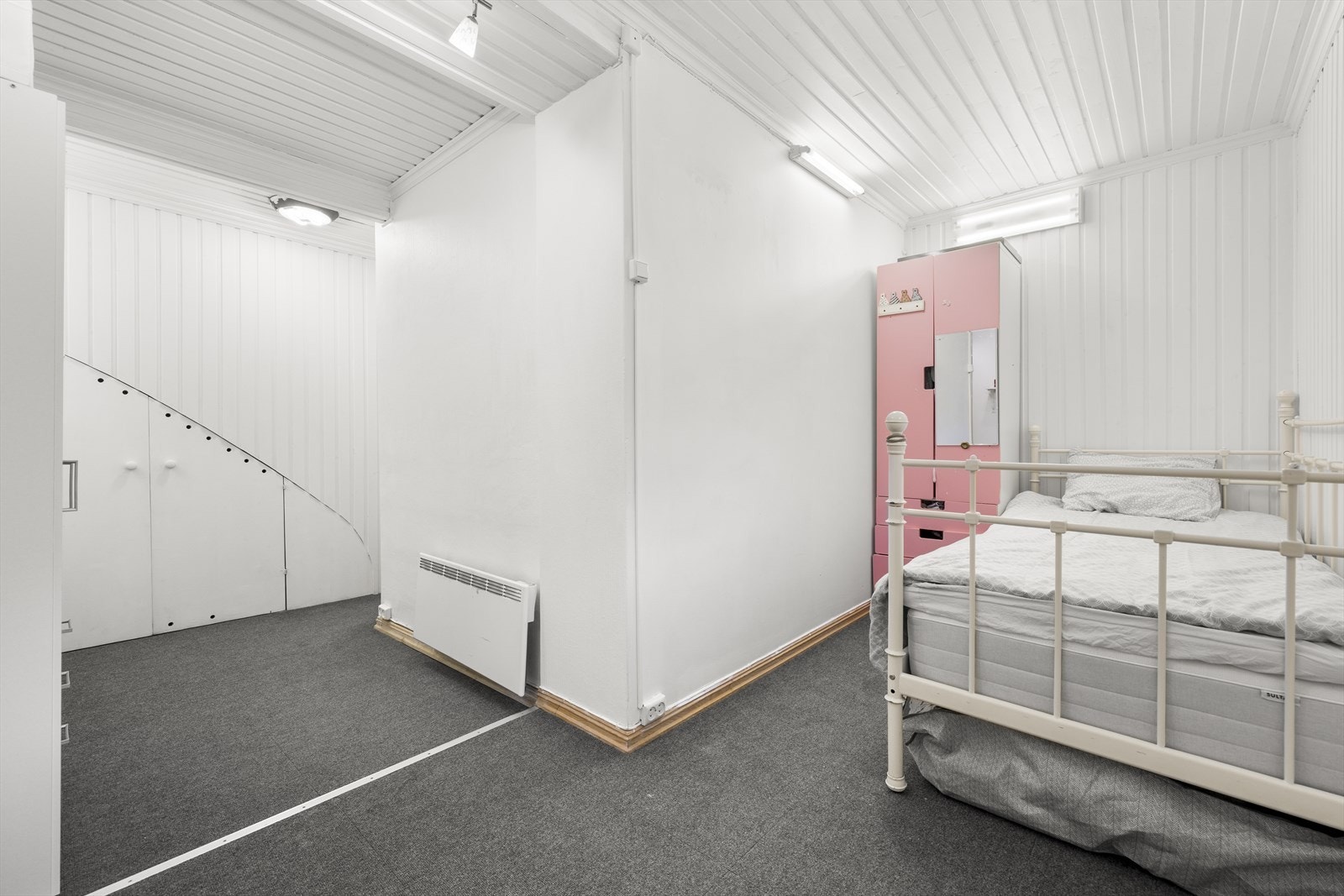 Smarte, plassbygde skap utnytter plassen under trappen optimalt for ekstra lagring. Galleribilde