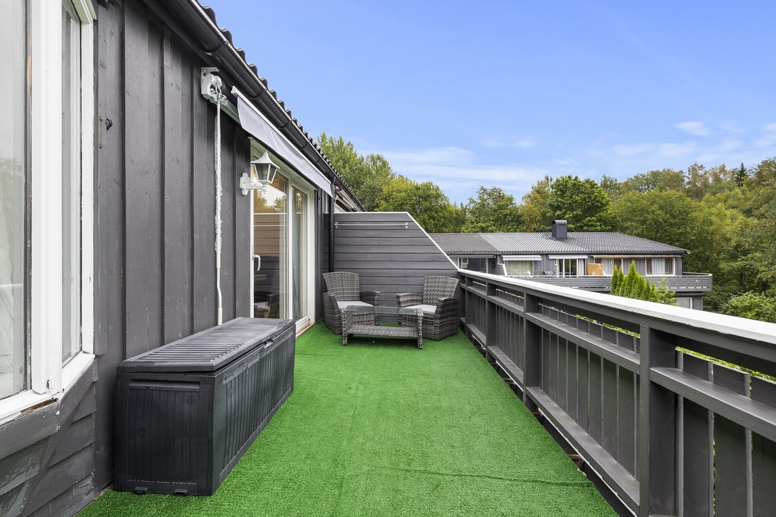 Herlig veranda på ca. 15m² med god plass til en hyggelig sittegruppe. Galleribilde