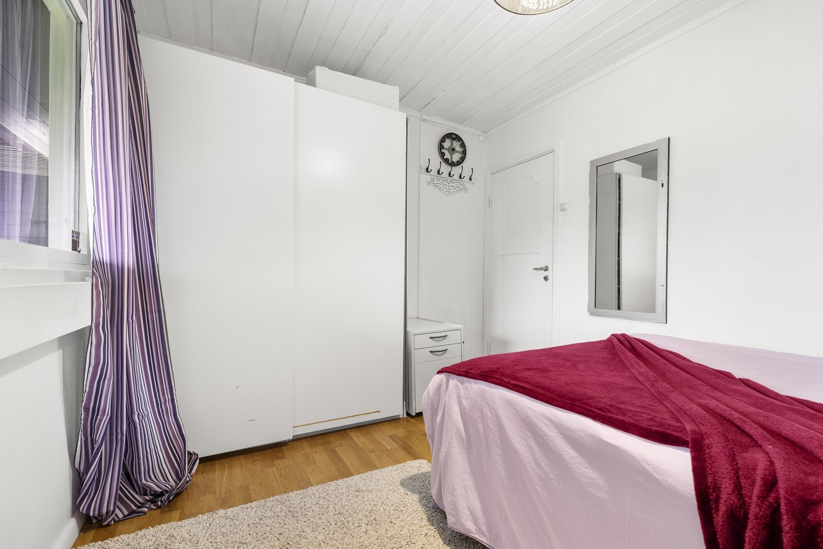 Soverommet har god plass til garderobeløsning for praktisk oppbevaring. Galleribilde