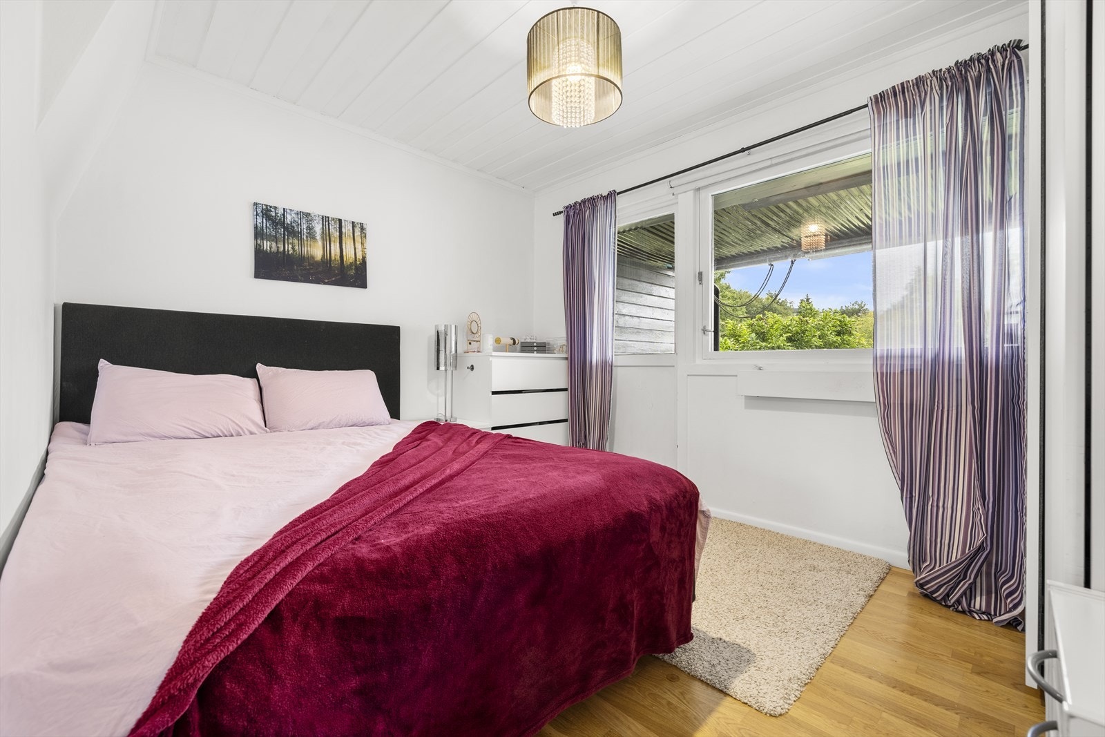 Et av to romslige soverom i underetasjen med utgang til markterrassen. Galleribilde