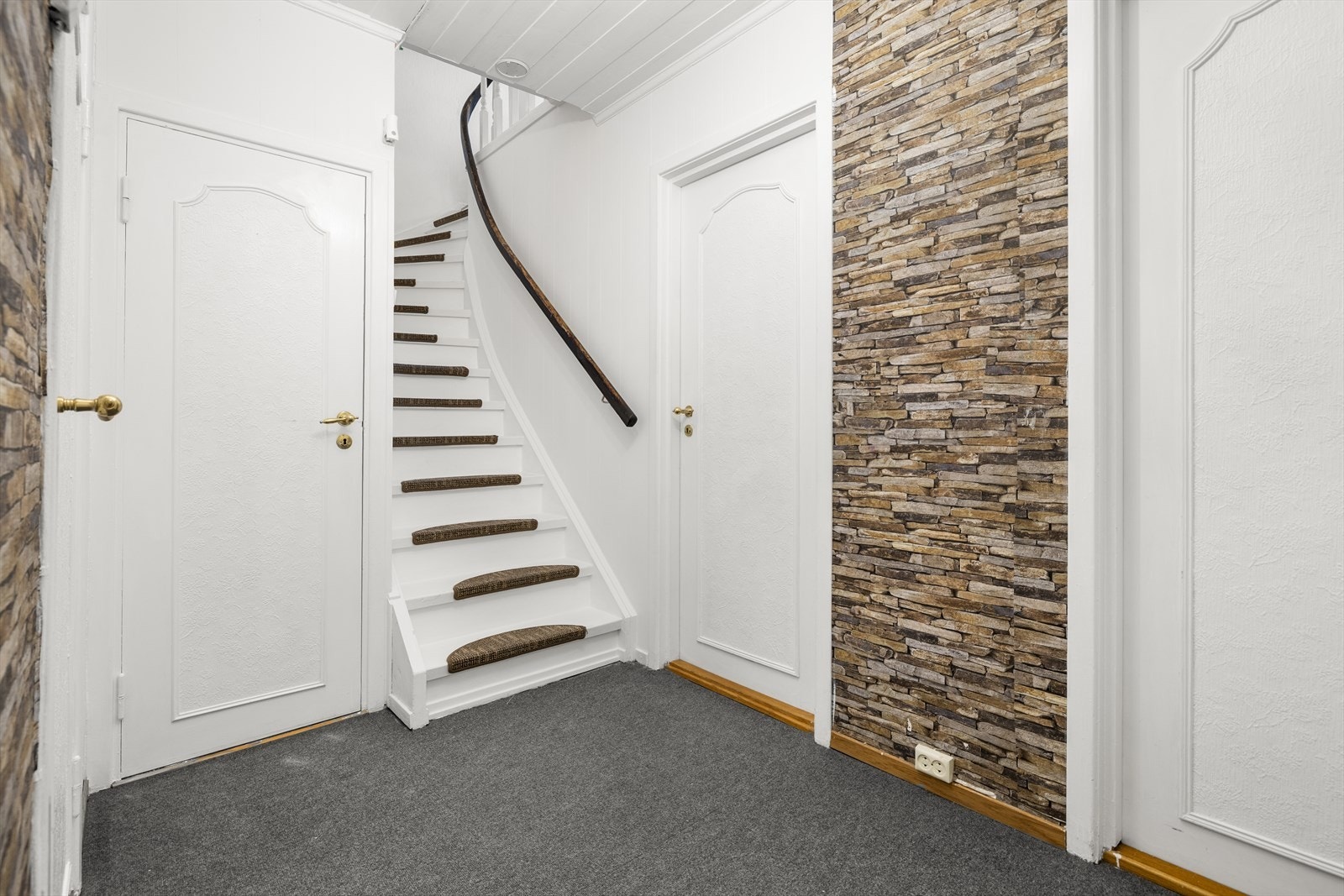 Trapperommet i underetasjen binder sammen soverommene, badet og vaskerommet på en effektiv måte. Galleribilde