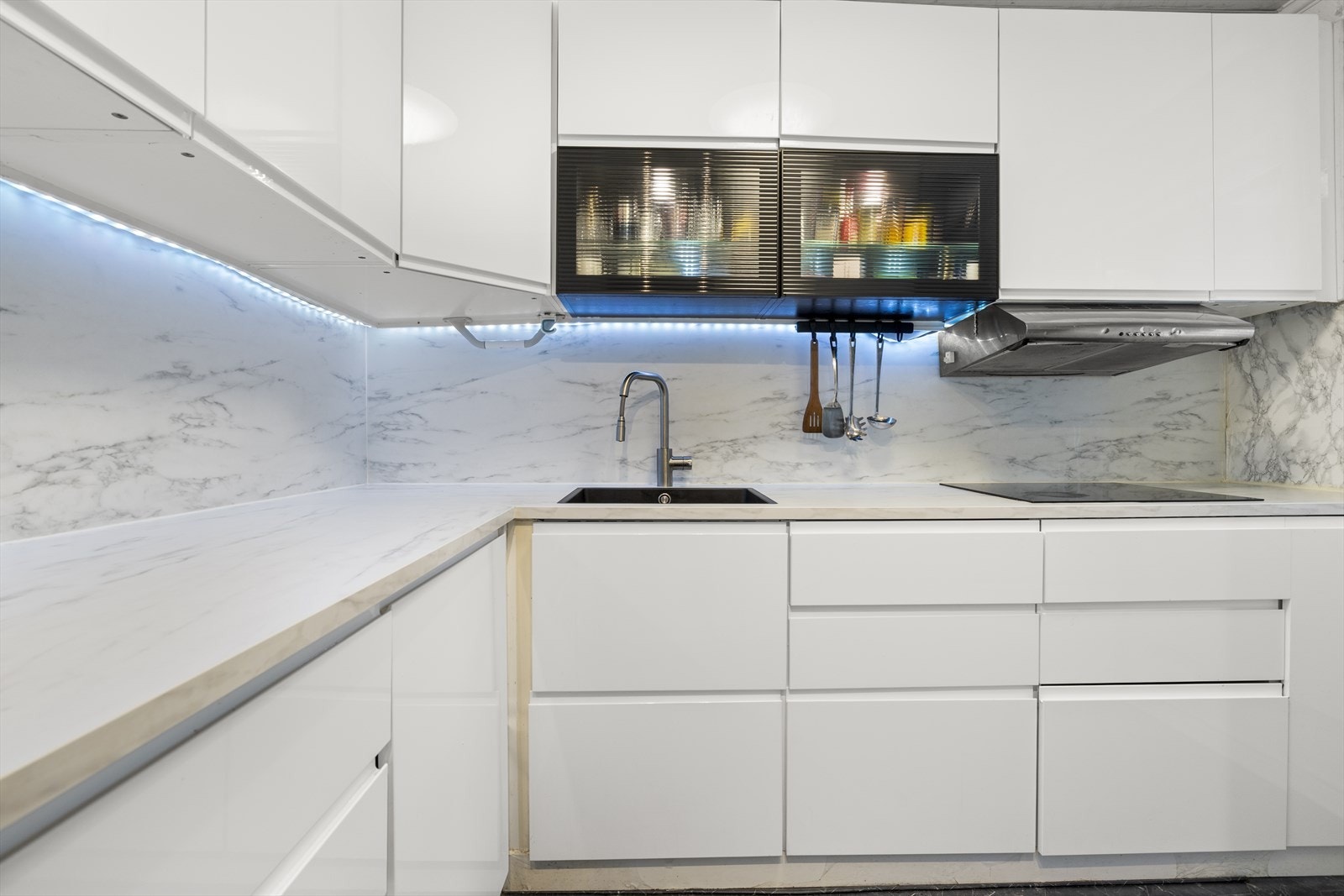 Kjøkken fra 2018 innredet med glatte fronter og benkeplate i laminat. Galleribilde