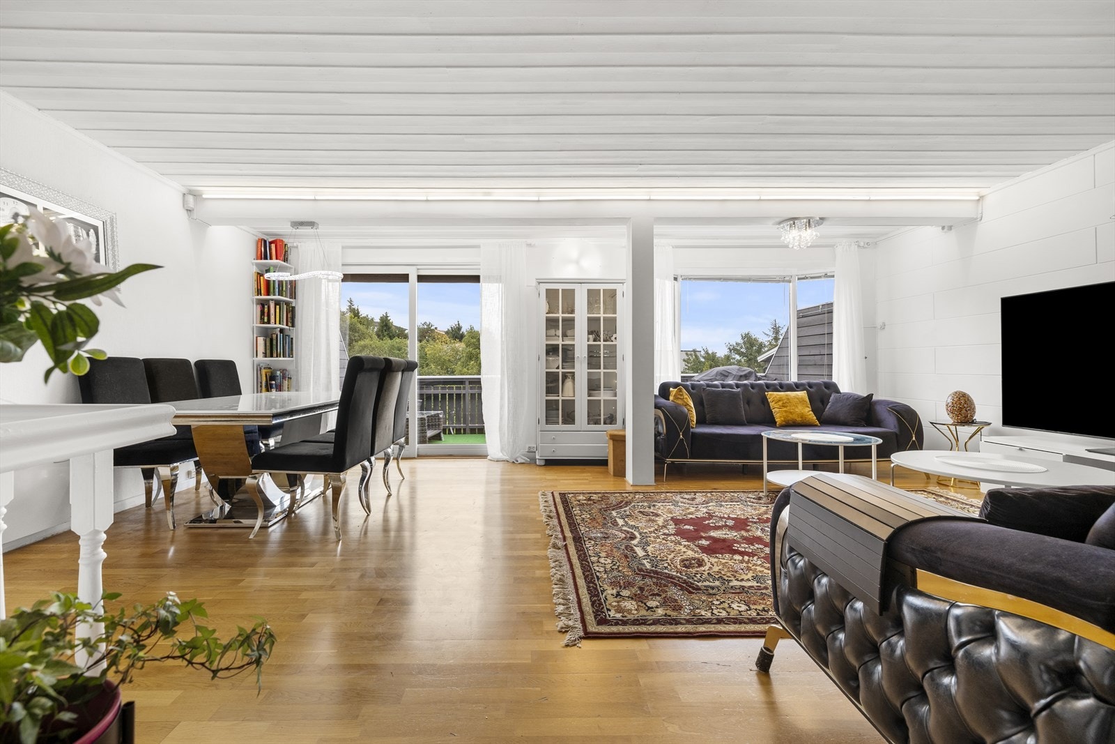 Rekkehuset er på to etasjer med inngang i overetasjen. Galleribilde