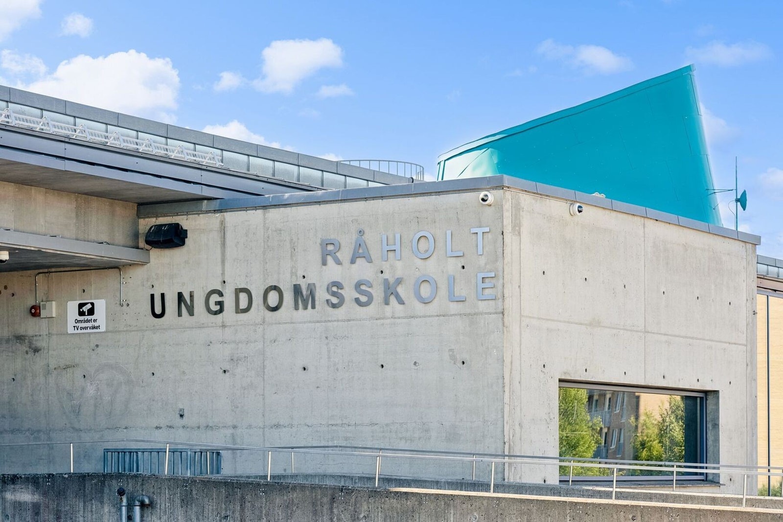 Perfekt for barnefamilien - med trygg og enkel skolevei til Råholt ungdomsskole. Et godt læringsmiljø i nærområdet gir en praktisk og forutsigbar hverdag for både elever og foreldre. Galleribilde