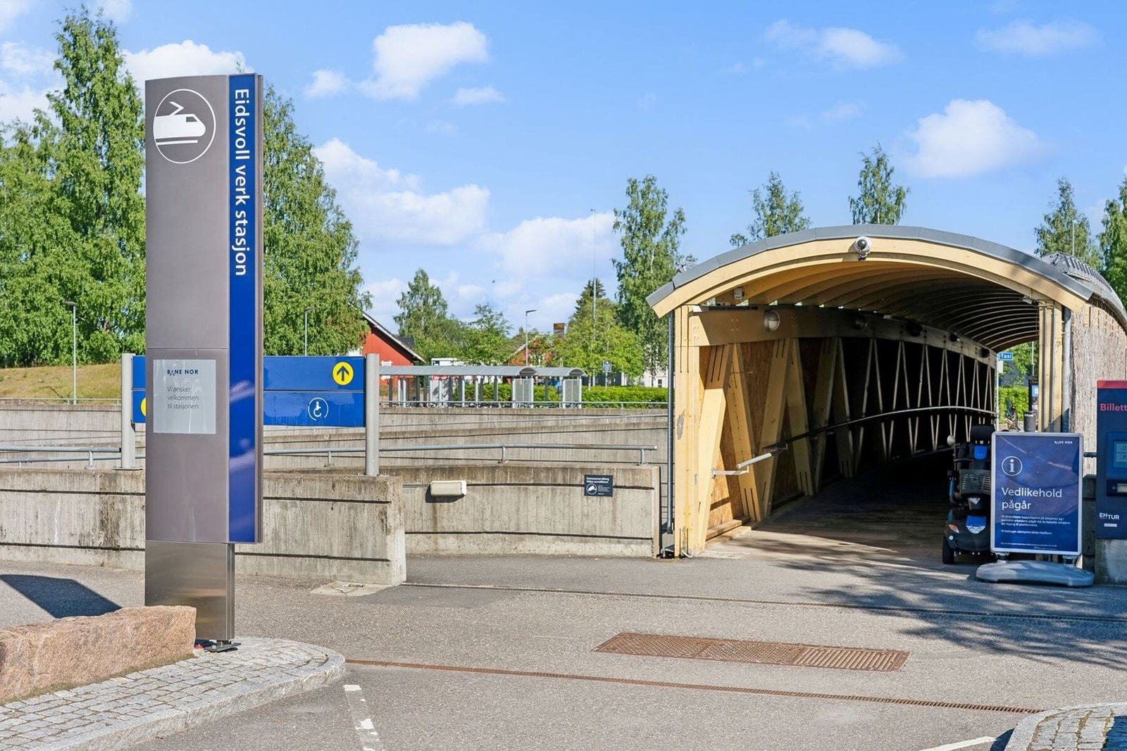 Enkel pendlerhverdag med kort vei til Eidsvoll verk stasjon. Hyppige togavganger mot Oslo og Gardermoen gjør dette til et ideelt sted for deg som vil kombinere rolig bomiljø med effektiv reisevei. Galleribilde