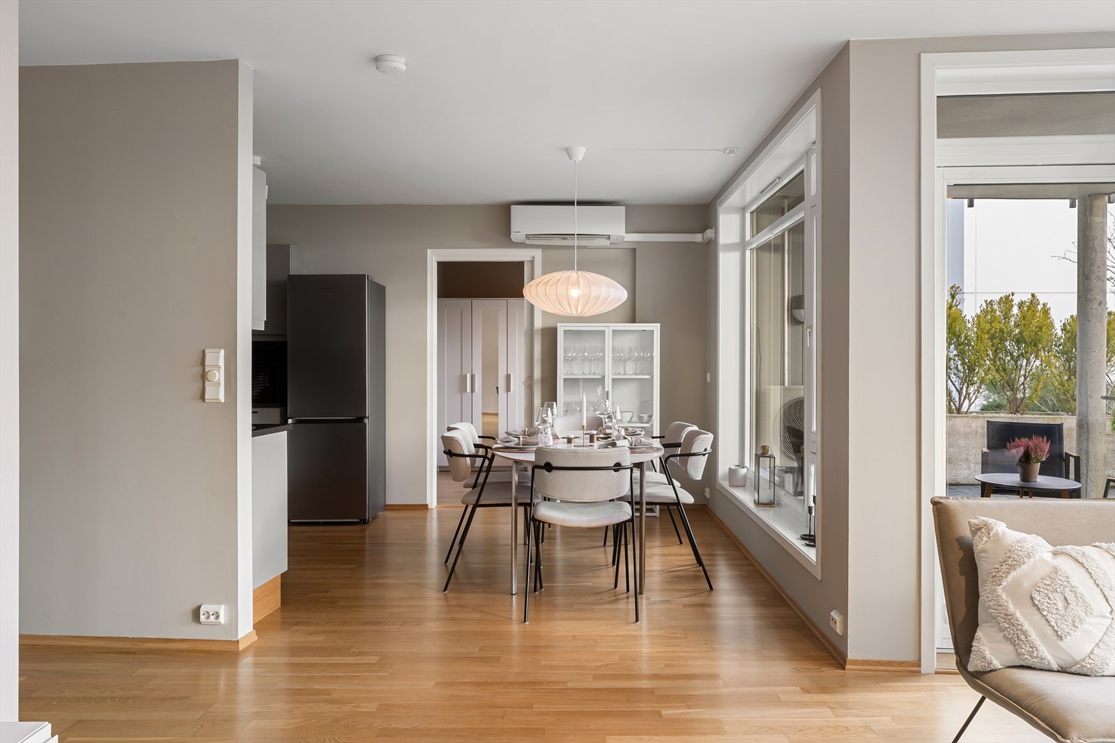 God plass til å trekke ut til langbord i festlige anledninger. Det er installert varmepumpe. Galleribilde