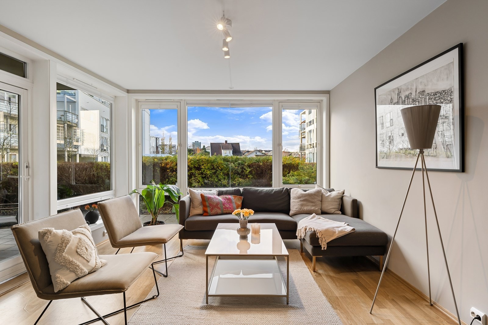 Stuen får mye naturlig lys gjennom de store vindusflatene. Galleribilde