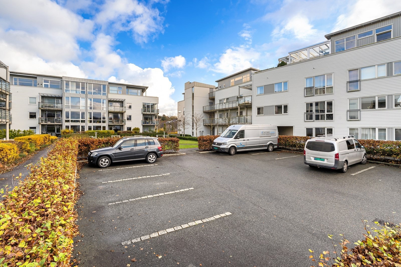 Det er godt med gjesteparkering for sameiet. Galleribilde