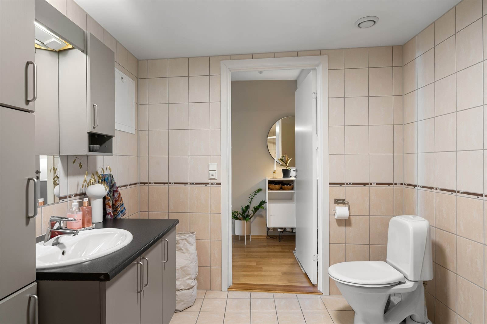 Stor baderomsinnredning med nedfelt vask. Galleribilde