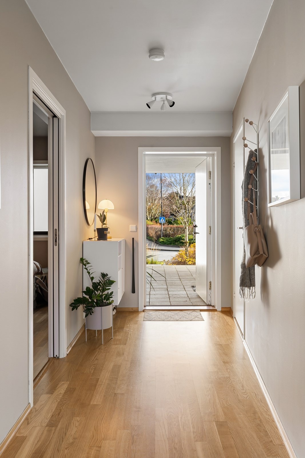 Entré. Plass til å henge fra seg yttertøy. Galleribilde